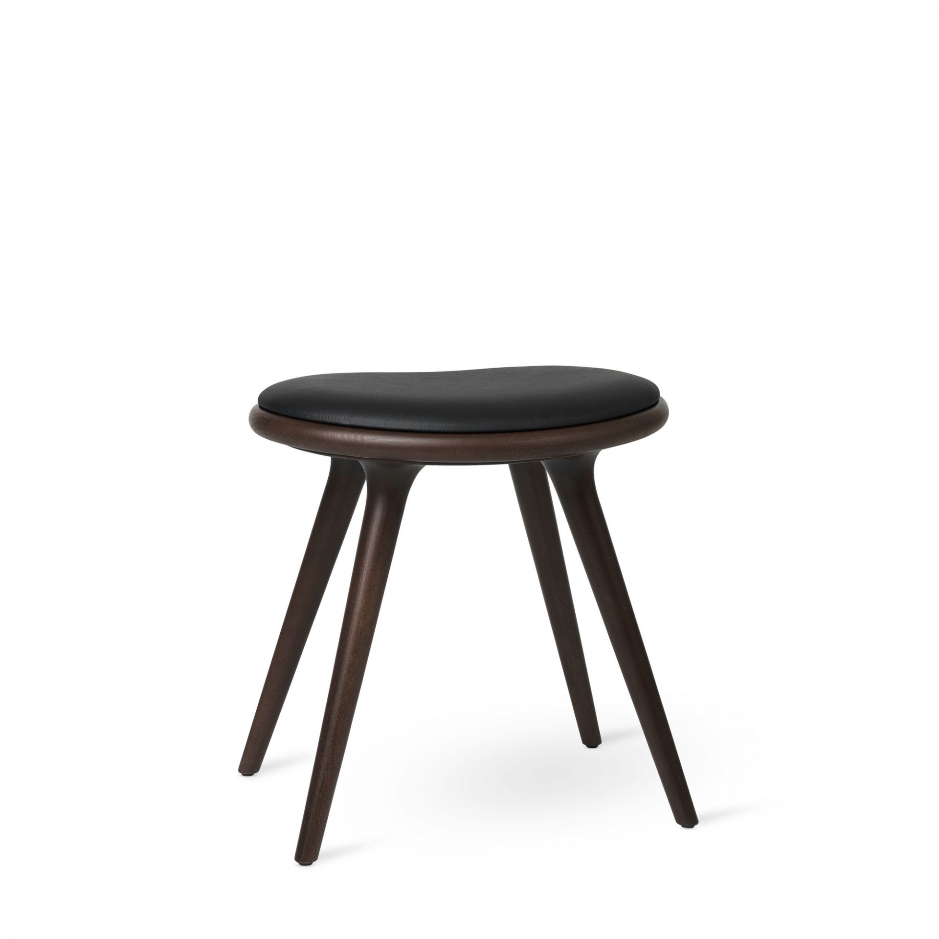 Moderner Low Stool Hocker aus dunklem Holz mit schwarzer Sitzfläche aus Leder.