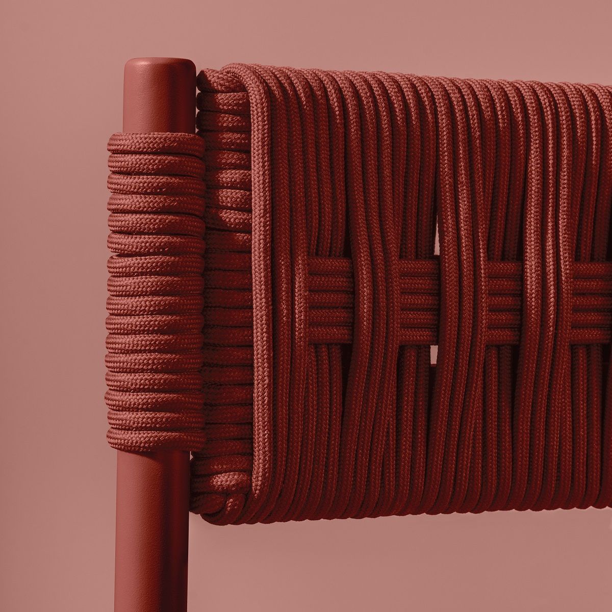 Detailaufnahme des Brezal Stuhls von Andreu World, ein Outdoor Stuhl mit geflochtener, roter Seilrückenlehne.