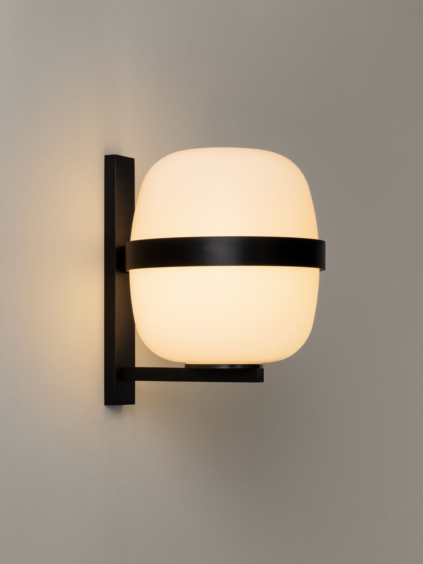 Wally Cesta wall lamp black Santa & Cole