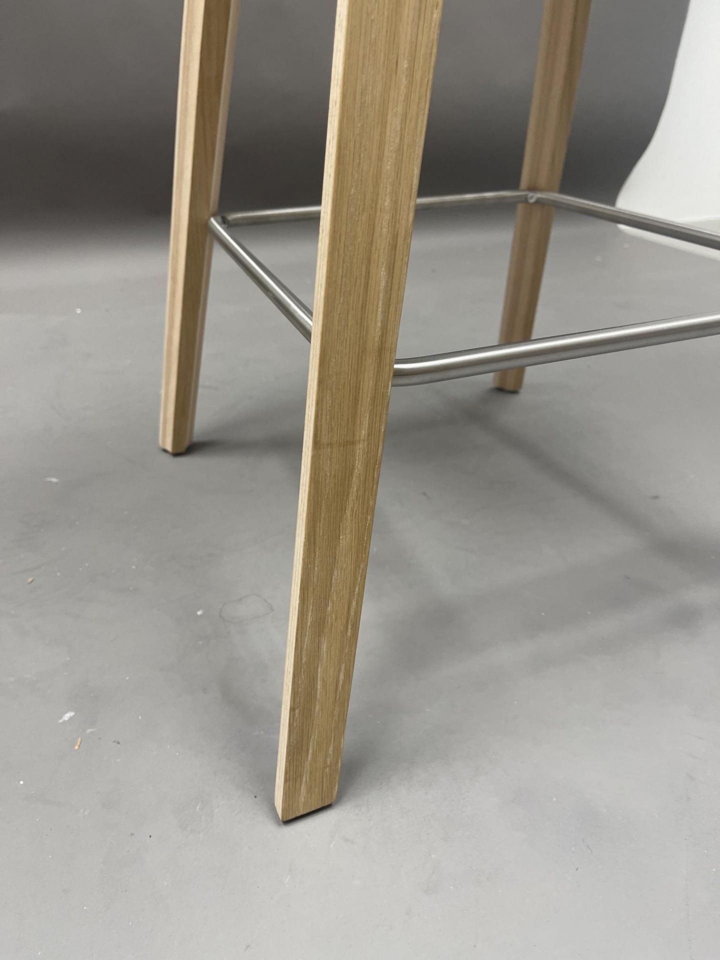 About a Stool AAS32 / AAS 32 Bar stool LOW PASTELL GREEN / OAK SOFT Hay MÄNGELEXEMPLAR  