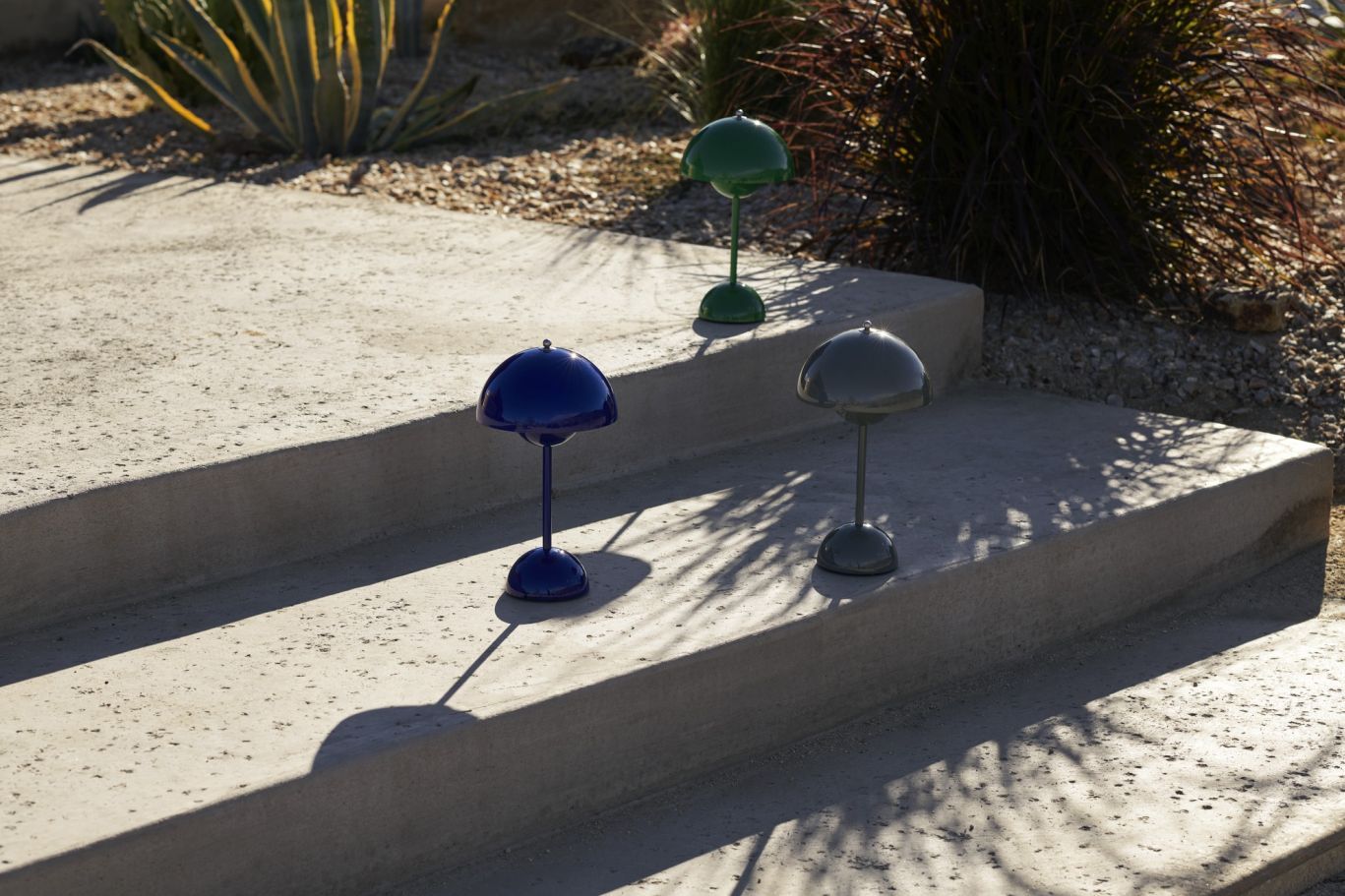 Flowerpot VP9 Portable Battery lamp / Table lamp with USB AndTradition Cobalt blue