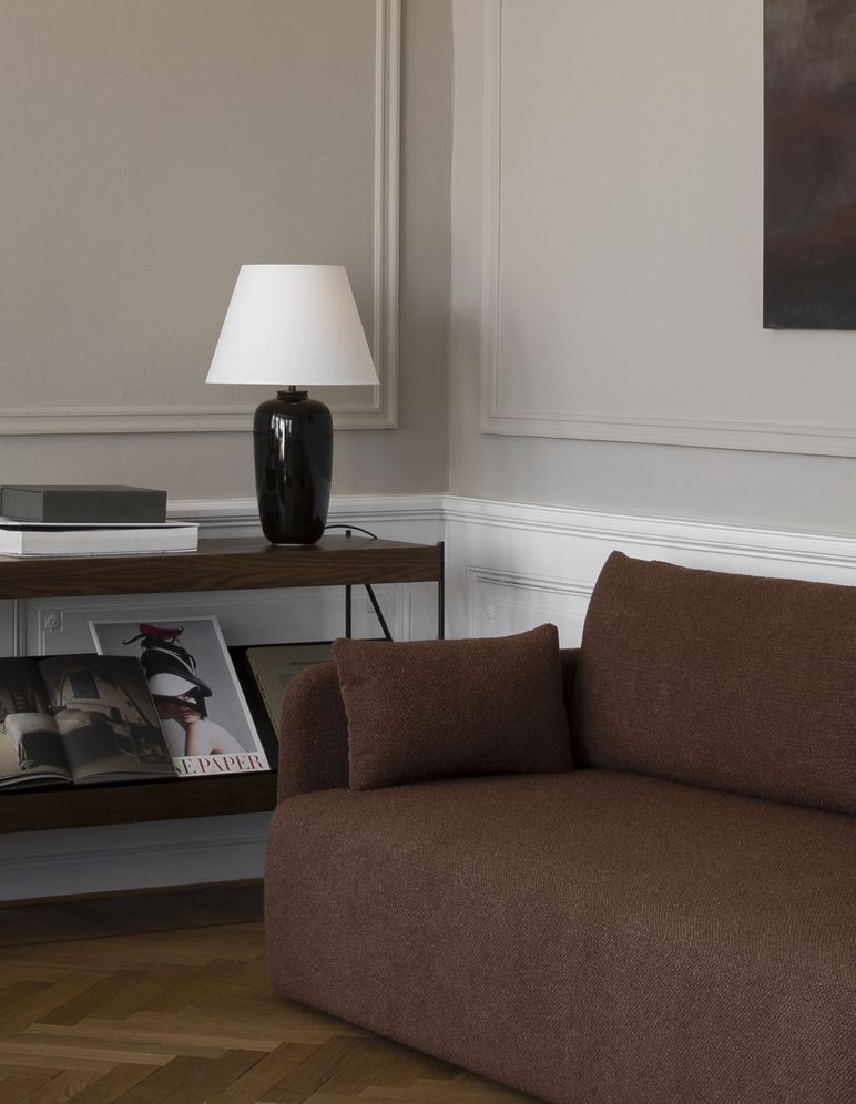 Braunes Offset Sofa 3-Sitzer von Audo Copenhagen im Wohnzimmer mit Lampe und Beistelltisch.