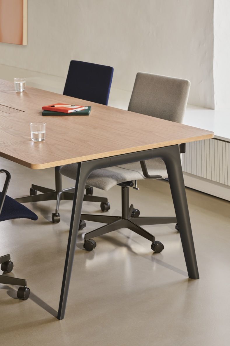 Pluralis table Fritz Hansen