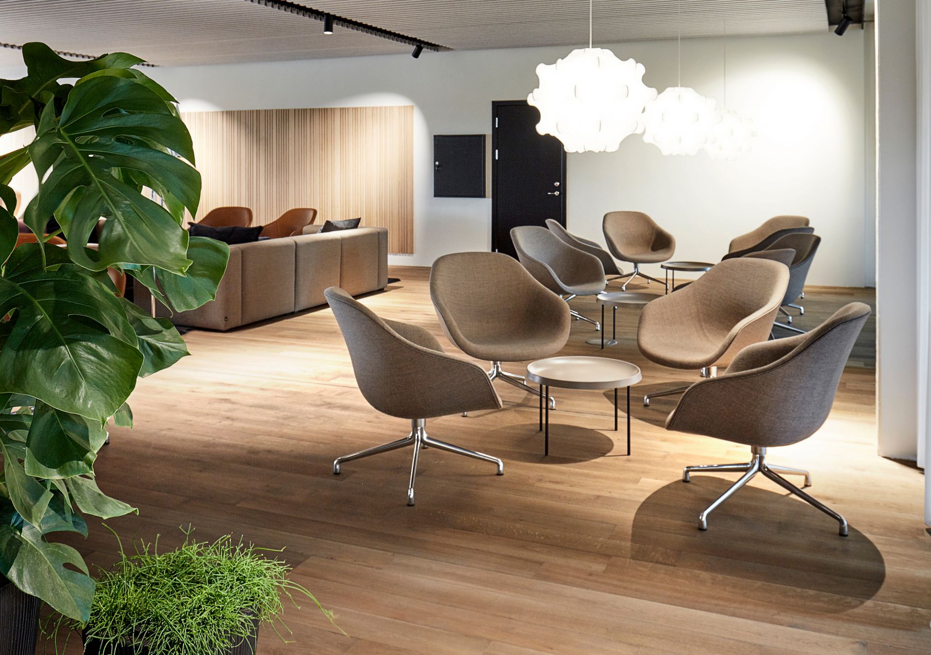 About a Lounge AAL 81 / AAL81 Swivel chair Hay