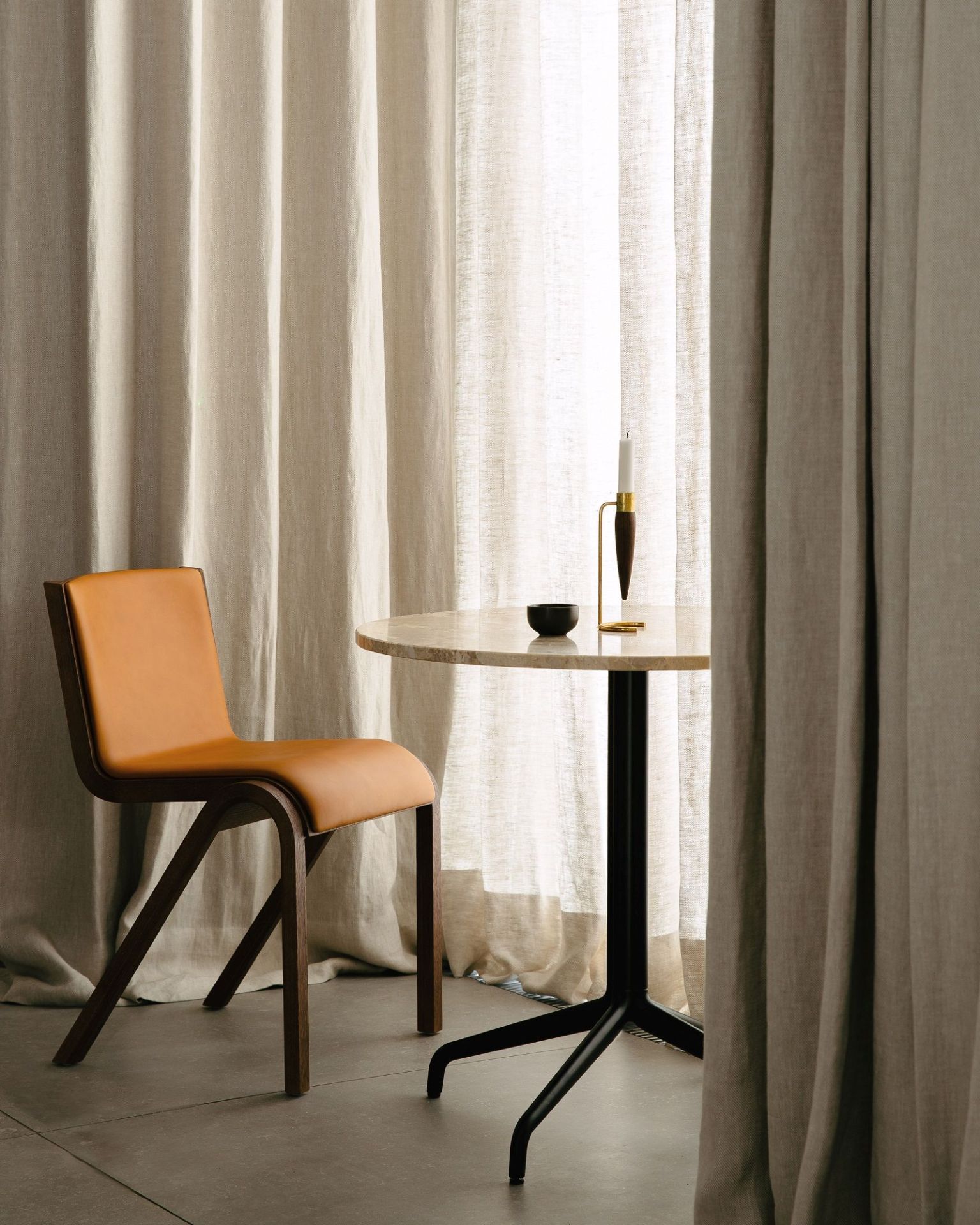 Ready Dining Chair von Audo Copenhagen, vollgepolsterter Stuhl mit braunem Lederbezug und Holzbgestell.