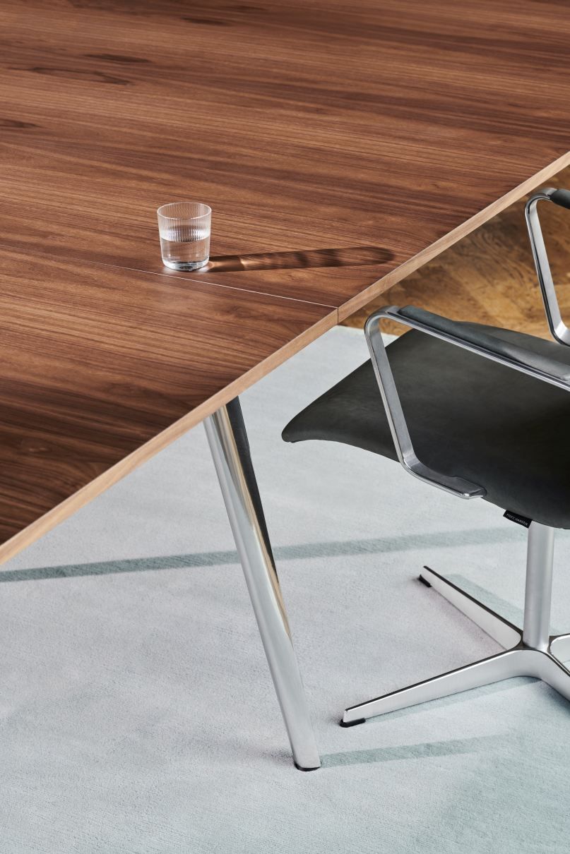 Pluralis table Fritz Hansen