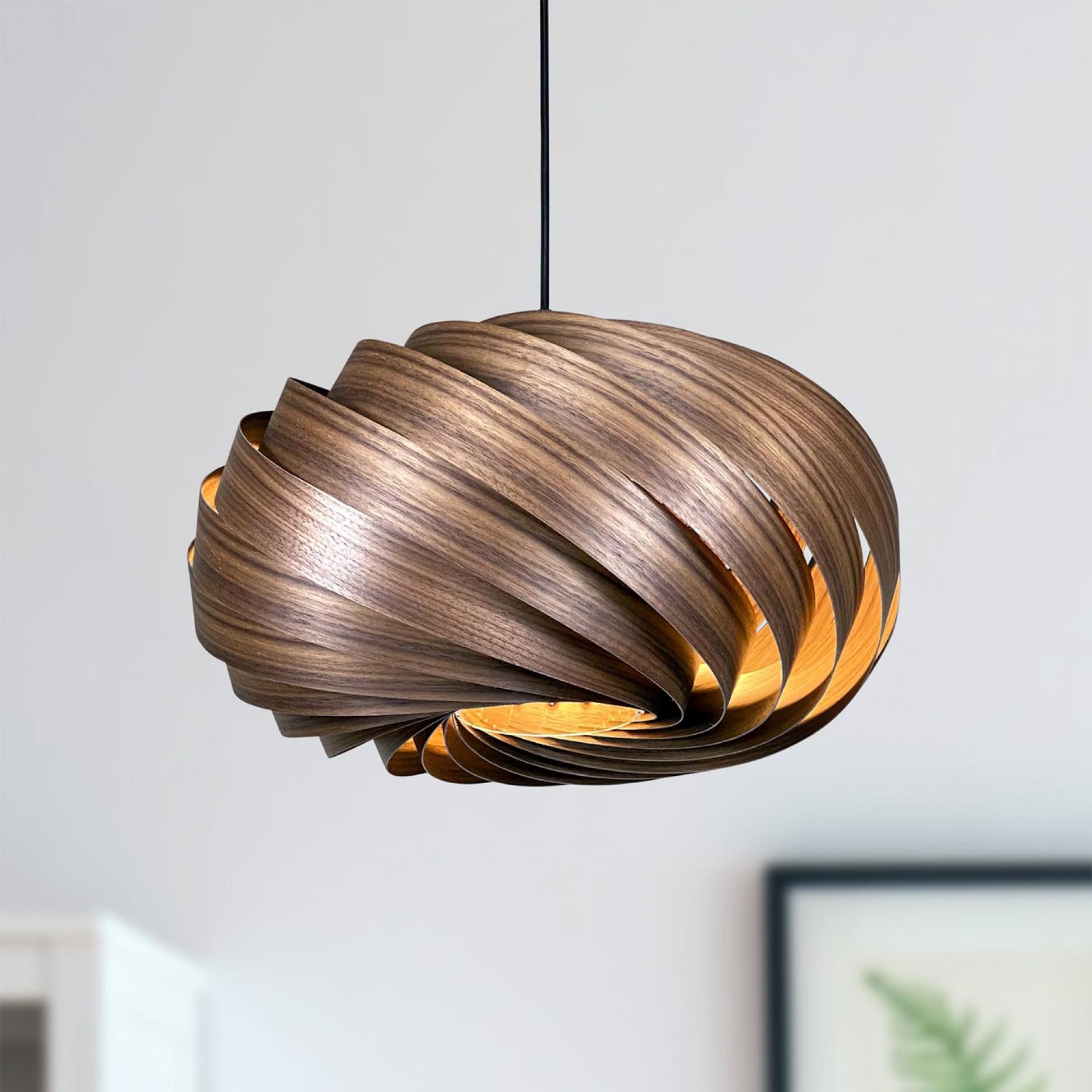 Quiescenta Hängeleuchte aus Nussbaumholz, spiralförmiges Design, moderne Deckenleuchte für Wohnzimmer und Essbereich.