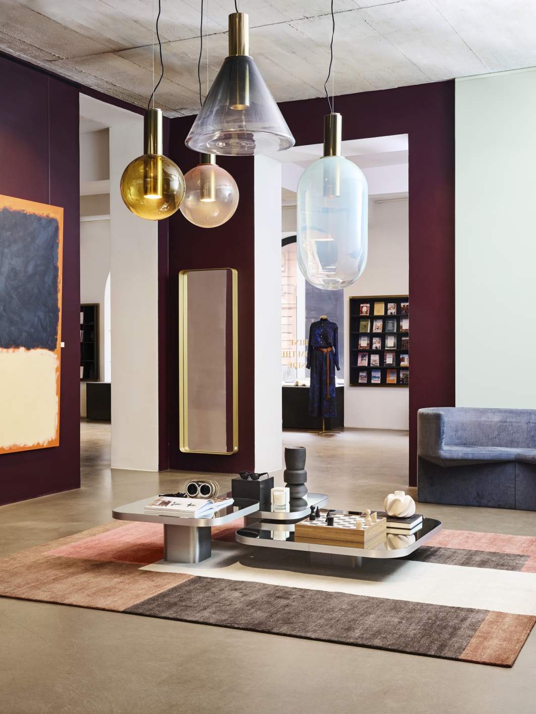 Bow Coffee Table Couchtisch No. 3 ClassiCon in modernem Wohnraum mit Teppich, Sofa und Pendelleuchten.
