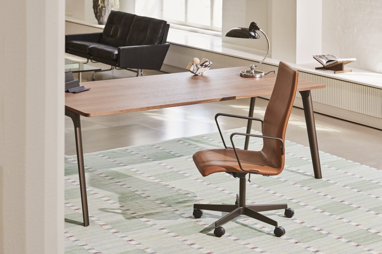 Pluralis table Fritz Hansen