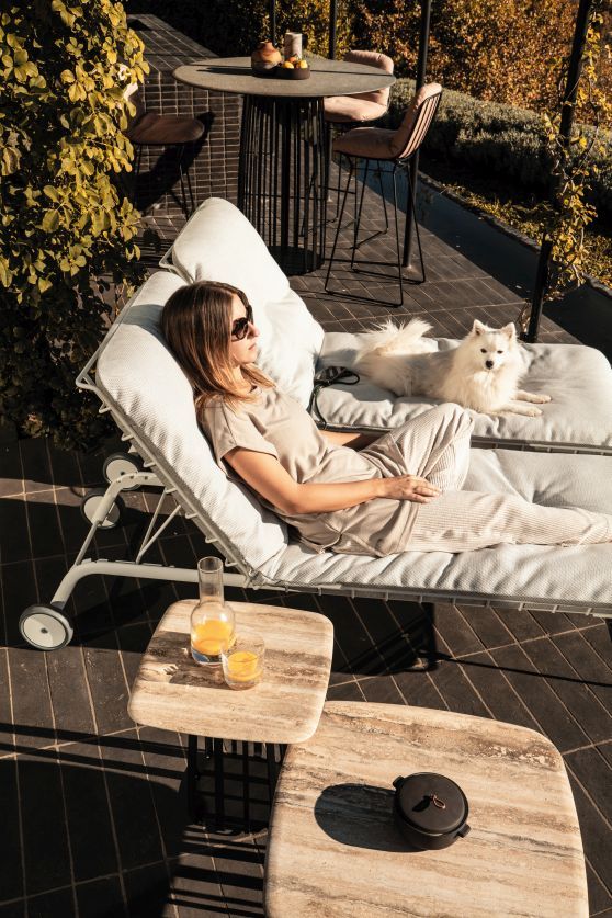 BC 09 Basket Outdoor Couch/ Side Table Janua