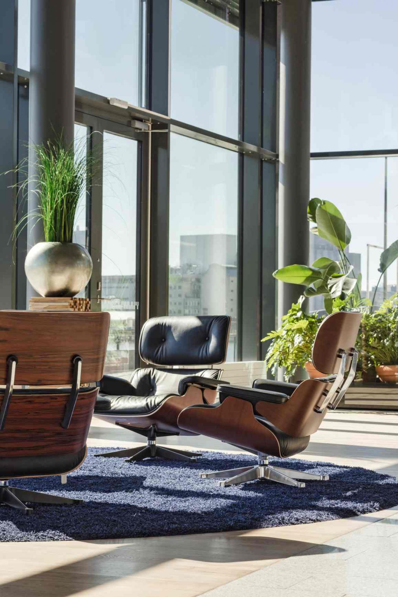 Eames Lounge Chair & Ottoman Armchair Leather Premium Vitra Sides polished black leather premium F black rosewood