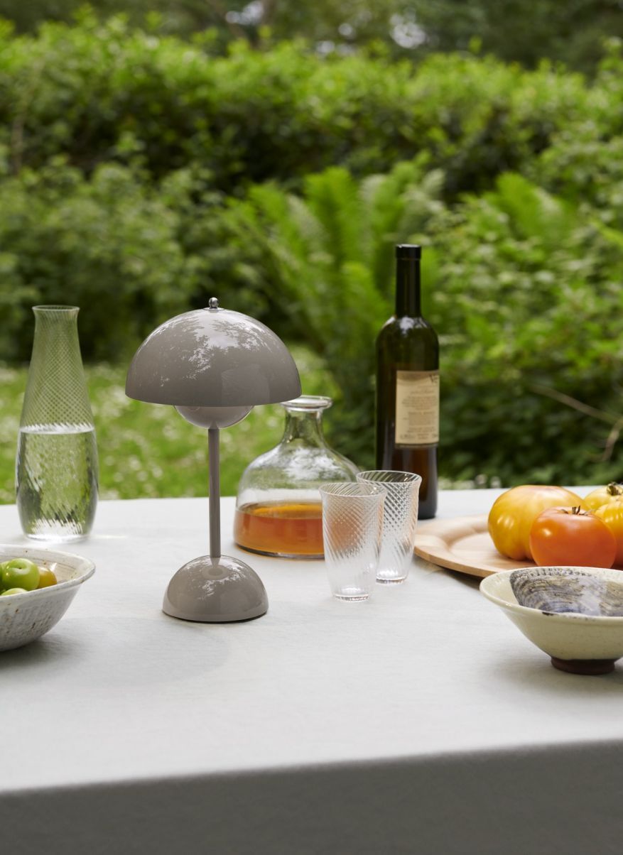 Flowerpot VP9 Portable Battery lamp / Table lamp with USB AndTradition Grey beige