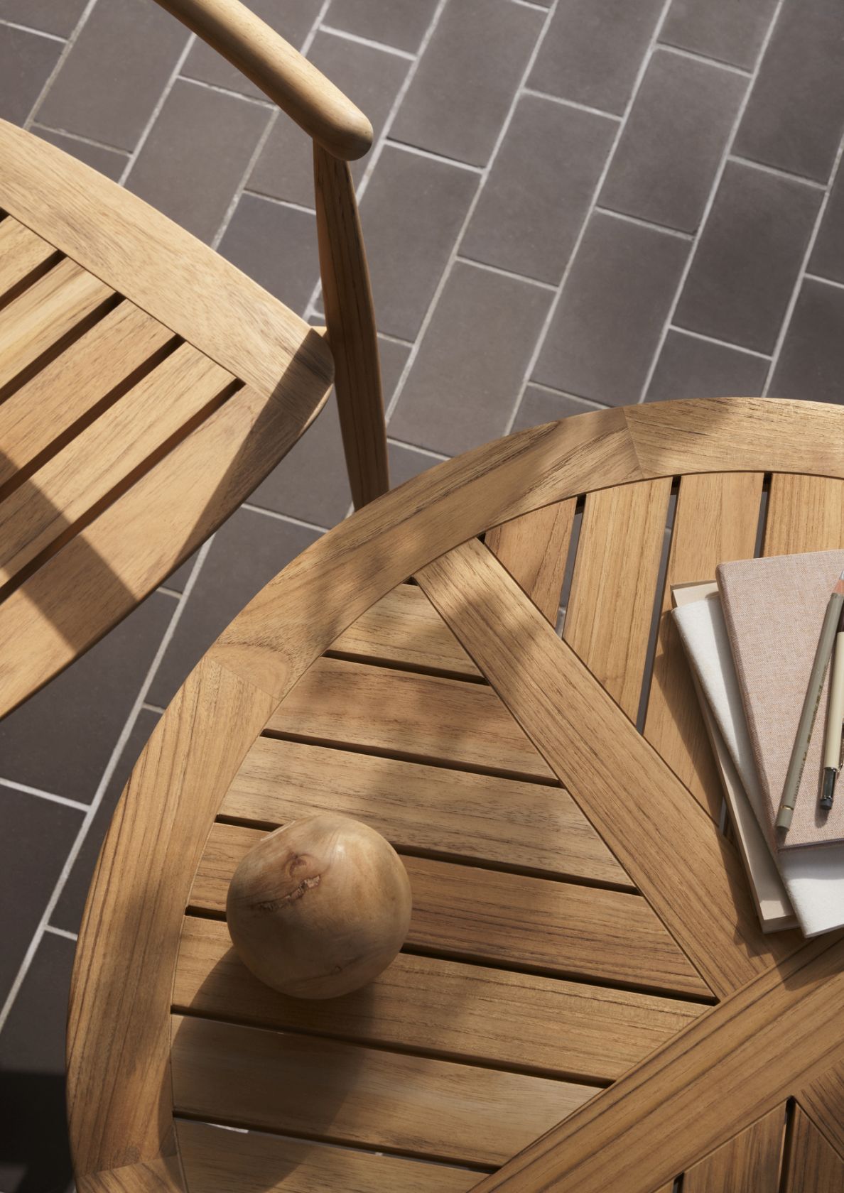 E022 Embrace Outdoor Table Ø140cm Carl Hansen & Søn