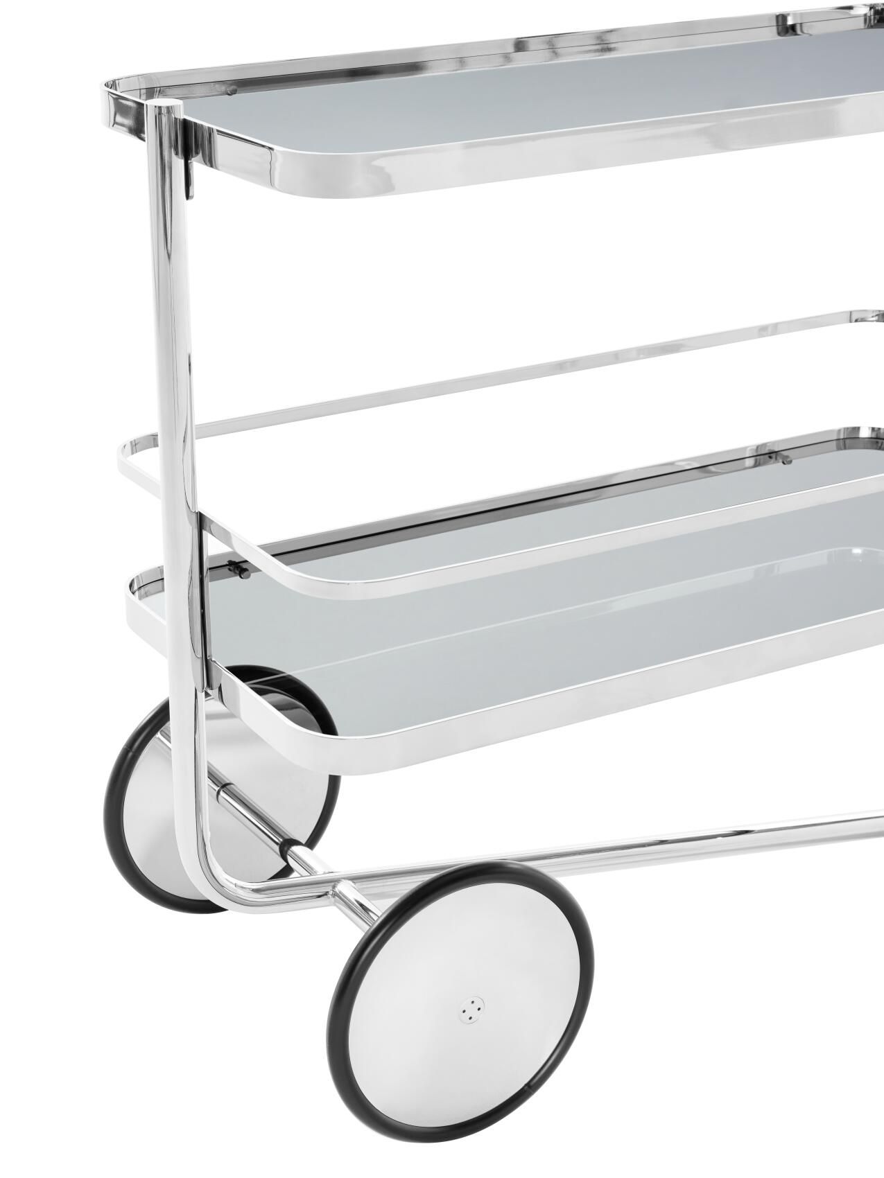Detailaufnahme des Thonet S 179 Barwagens mit zwei Ablageflächen aus grauem Glas und verchromtem Stahlrohr.