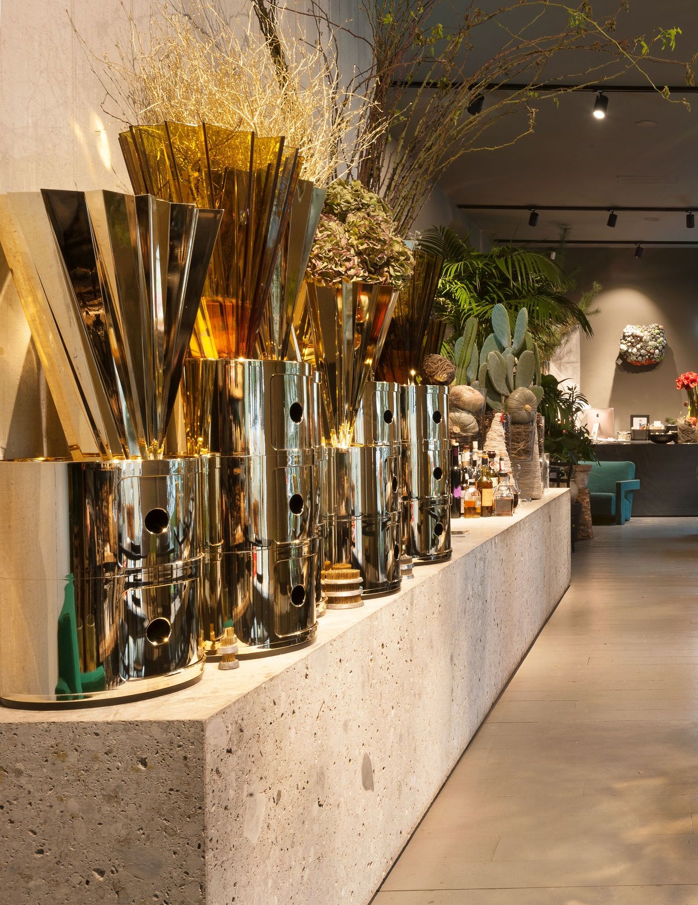 Silberne Kartell Componibili Containerelemente, 2er und 3er Module, auf einem Betonsockel mit Vasen und Dekoration.
