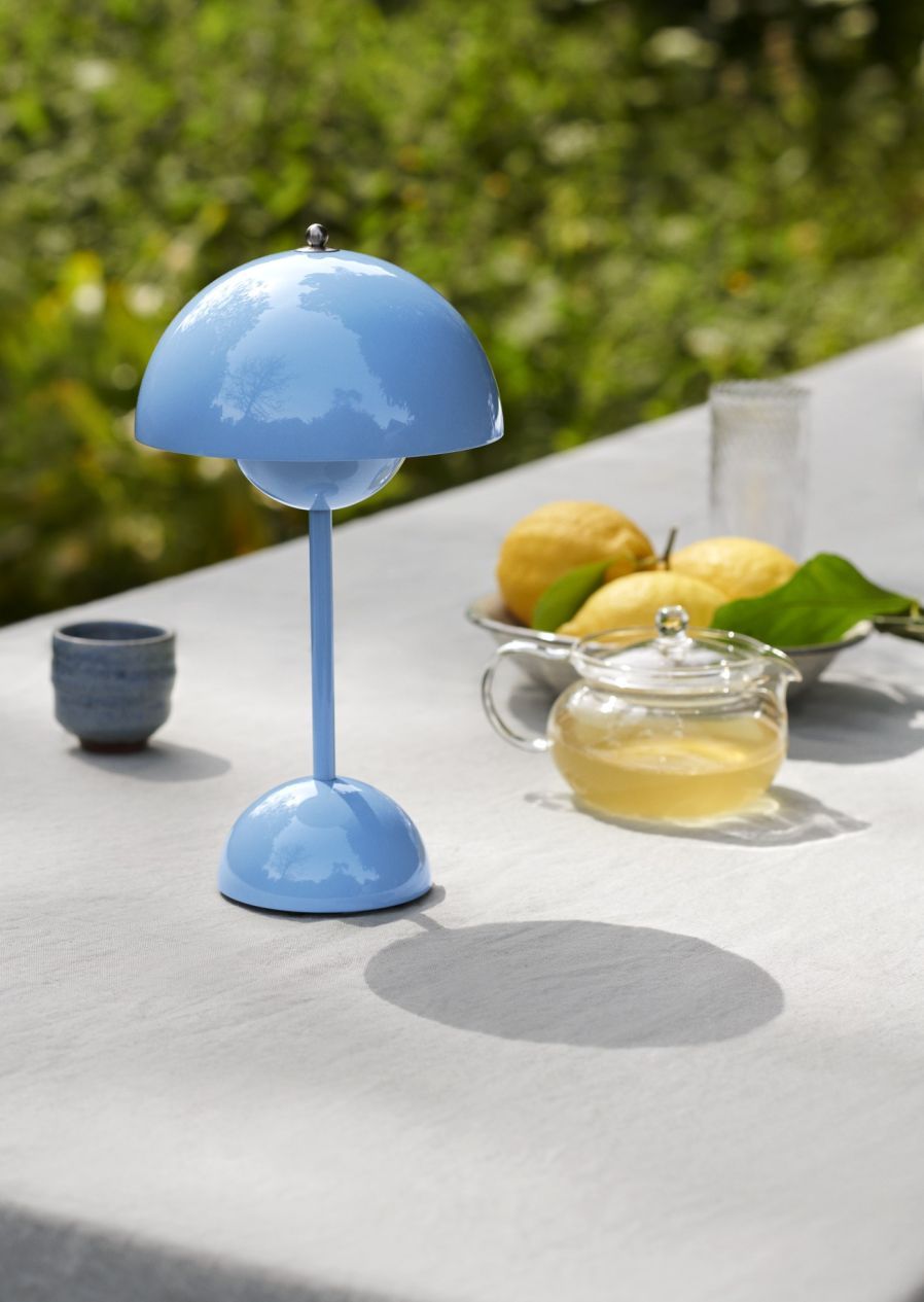 Flowerpot VP9 Portable Battery lamp / Table lamp with USB AndTradition Swim blue
