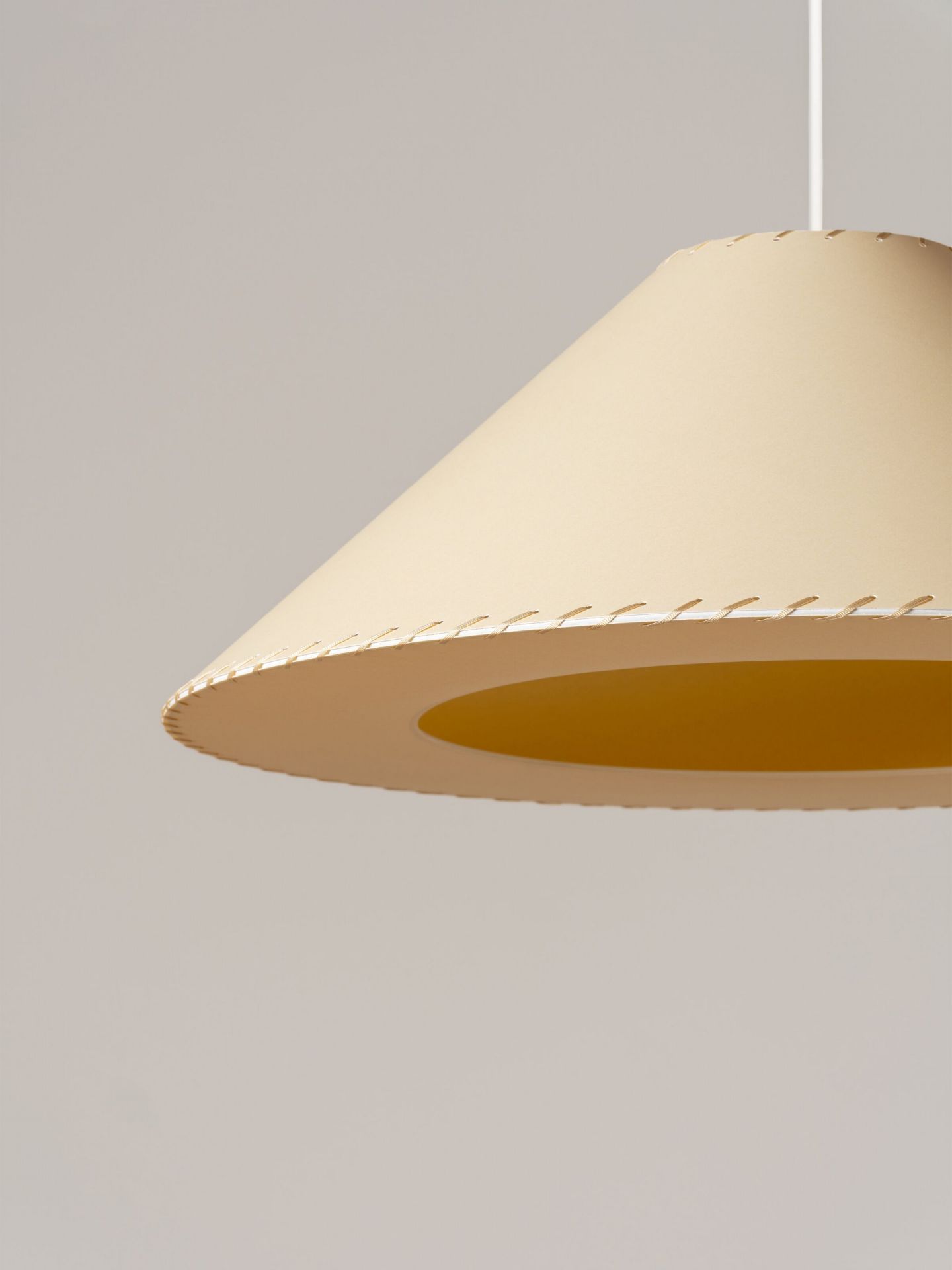 Sísísí cónicas planas MT5 Suspension lamp Ø64cm beige Santa & Cole