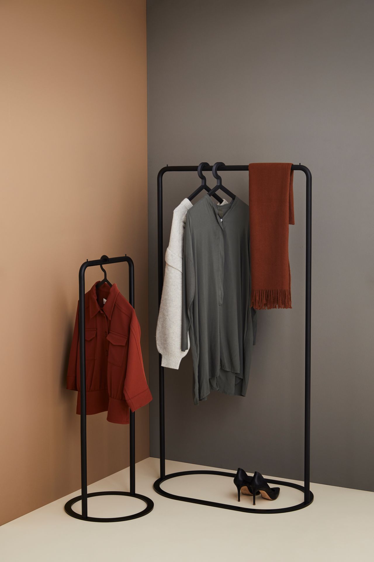O&O Clothing Rack Black Painted Metal Small Woud