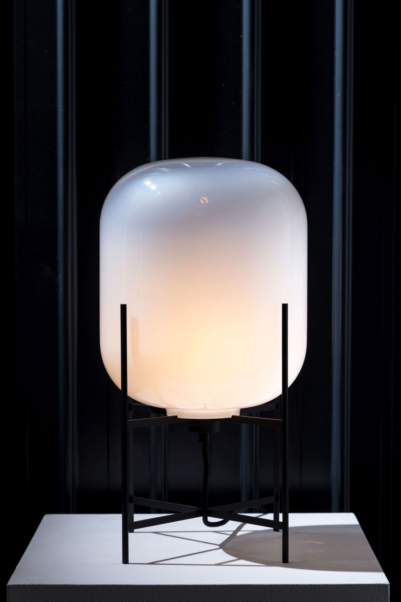 Oda Small table lamp smoke grey satined Pulpo