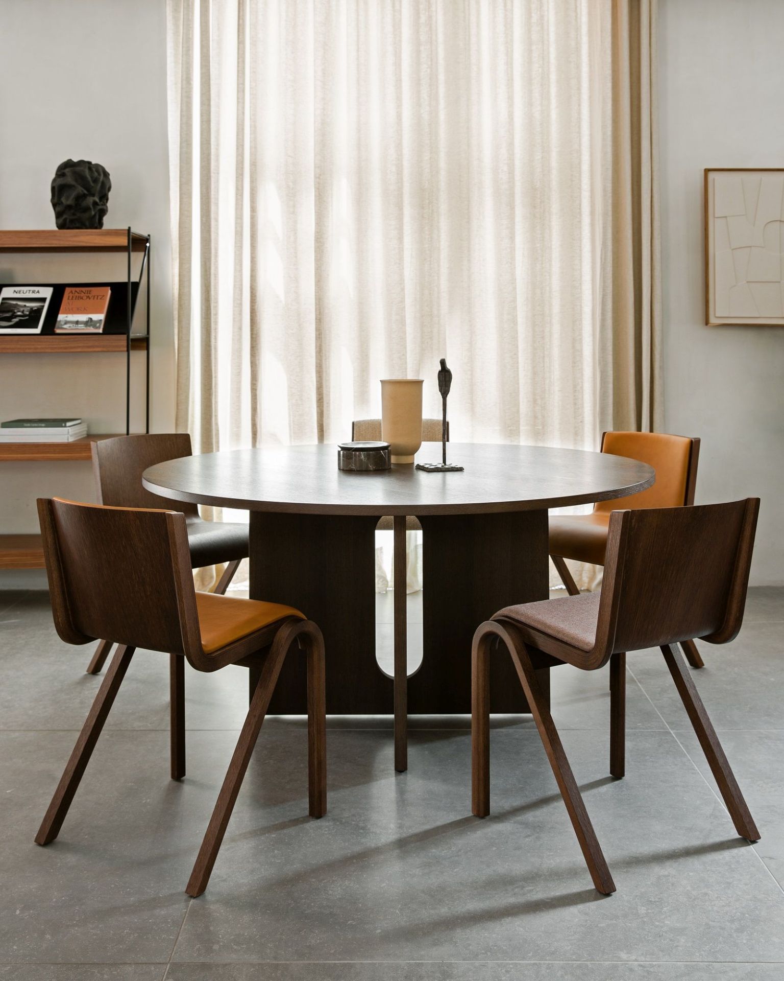 Audo Copenhagen Ready Dining Chair: Vollgepolsterter Holzstuhl mit braunem Rahmen und farbiger Sitzfläche am Esstisch.