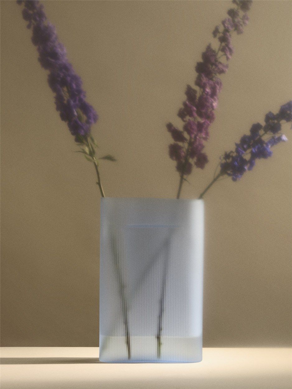Ridge Vase Muuto Frosted glass Light blue H 35 cm Ridge Vase Muuto Frosted glass Light blue H 35 cm