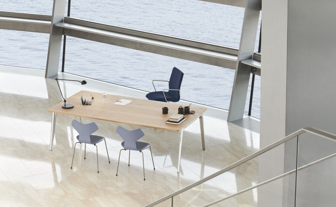 Pluralis table Fritz Hansen