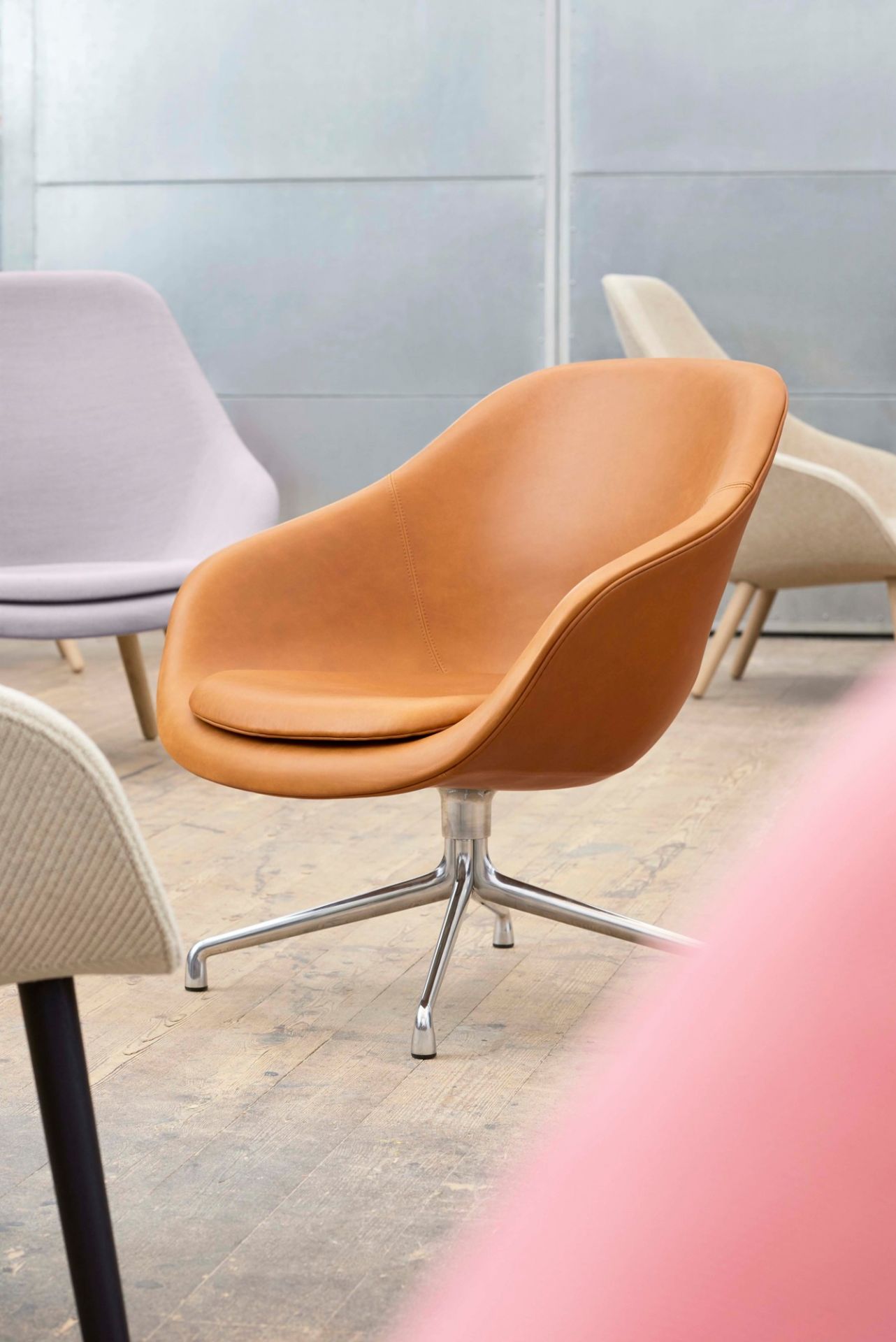 About a Lounge AAL 81 / AAL81 Swivel chair Hay