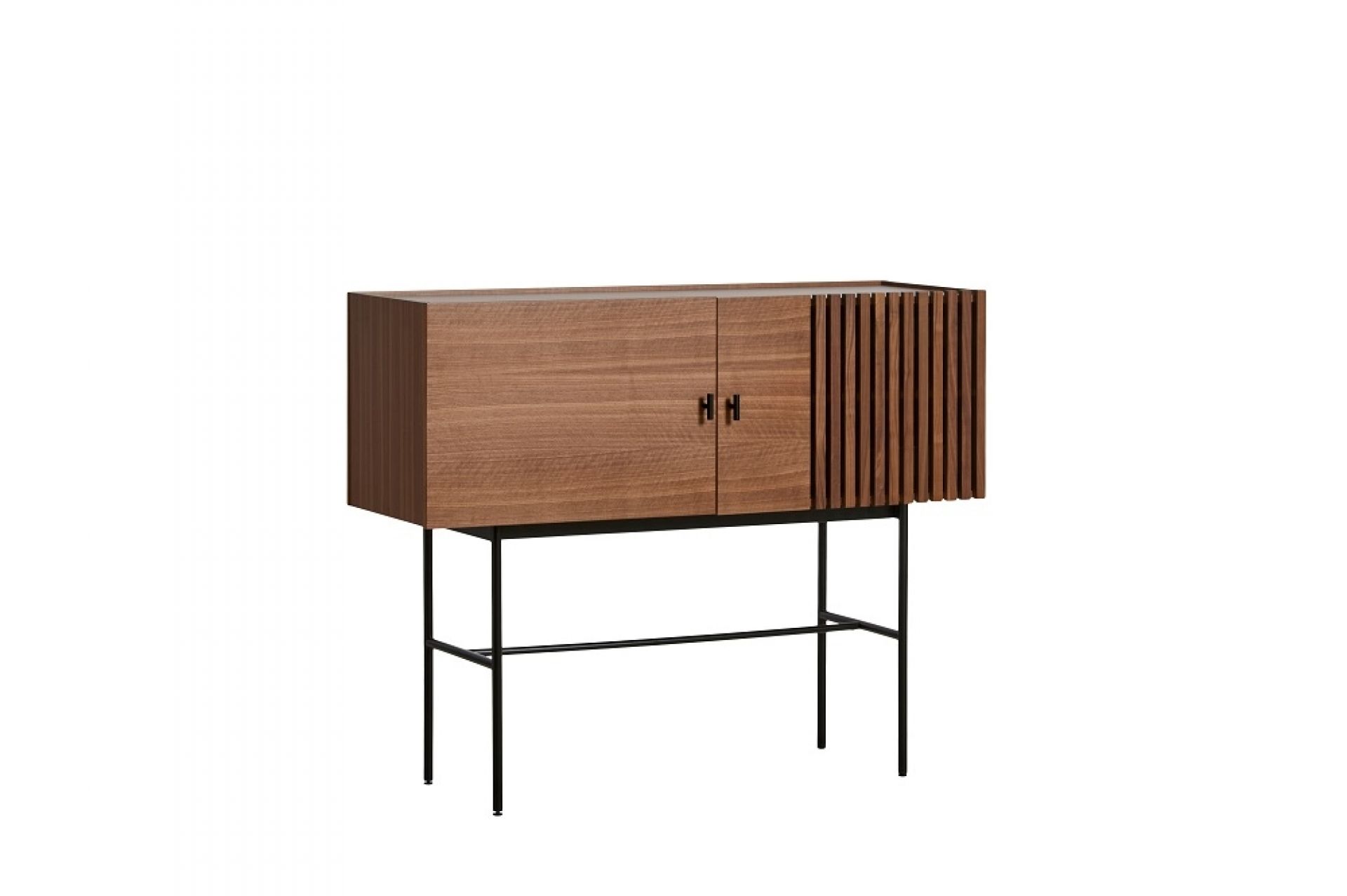 Array Sideboard aus Walnuss von Woud: Modernes Sideboard mit zwei Türen und filigranem Stahlgestell.