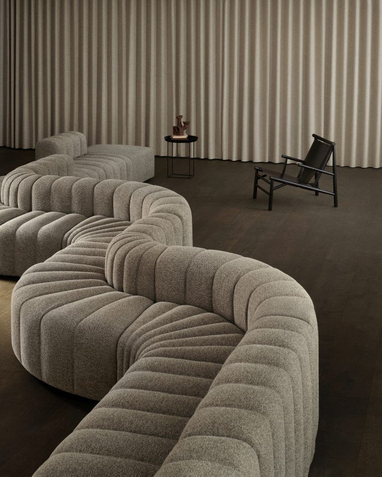 Samurai Lounge Chair Sessel von NORR11 und ein schwarzer Ledersessel in einem modernem Wohnzimmer.
