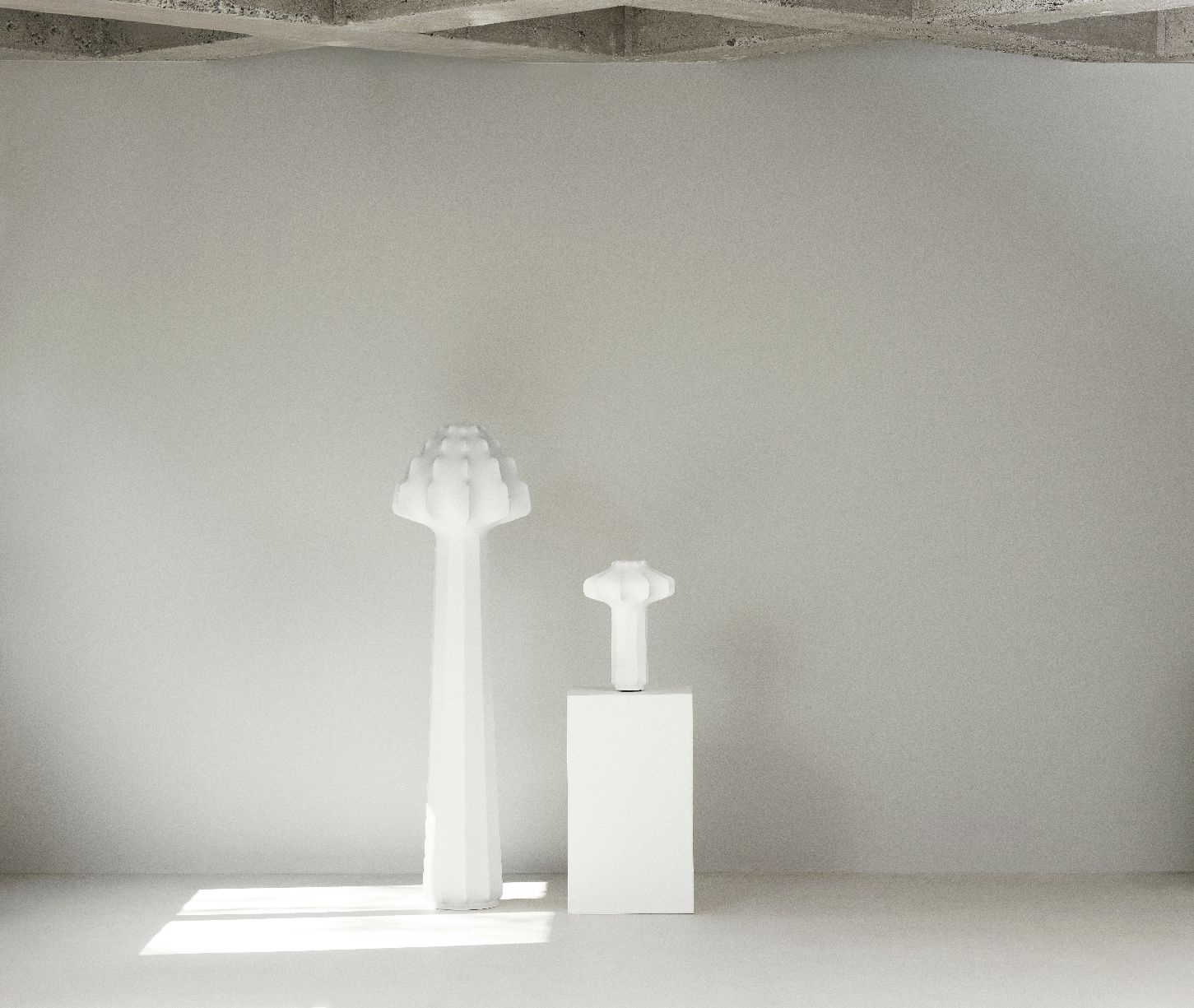 Weiße Phantom Stehleuchte von Normann Copenhagen, moderne Bodenleuchte im minimalistischen Interieur.