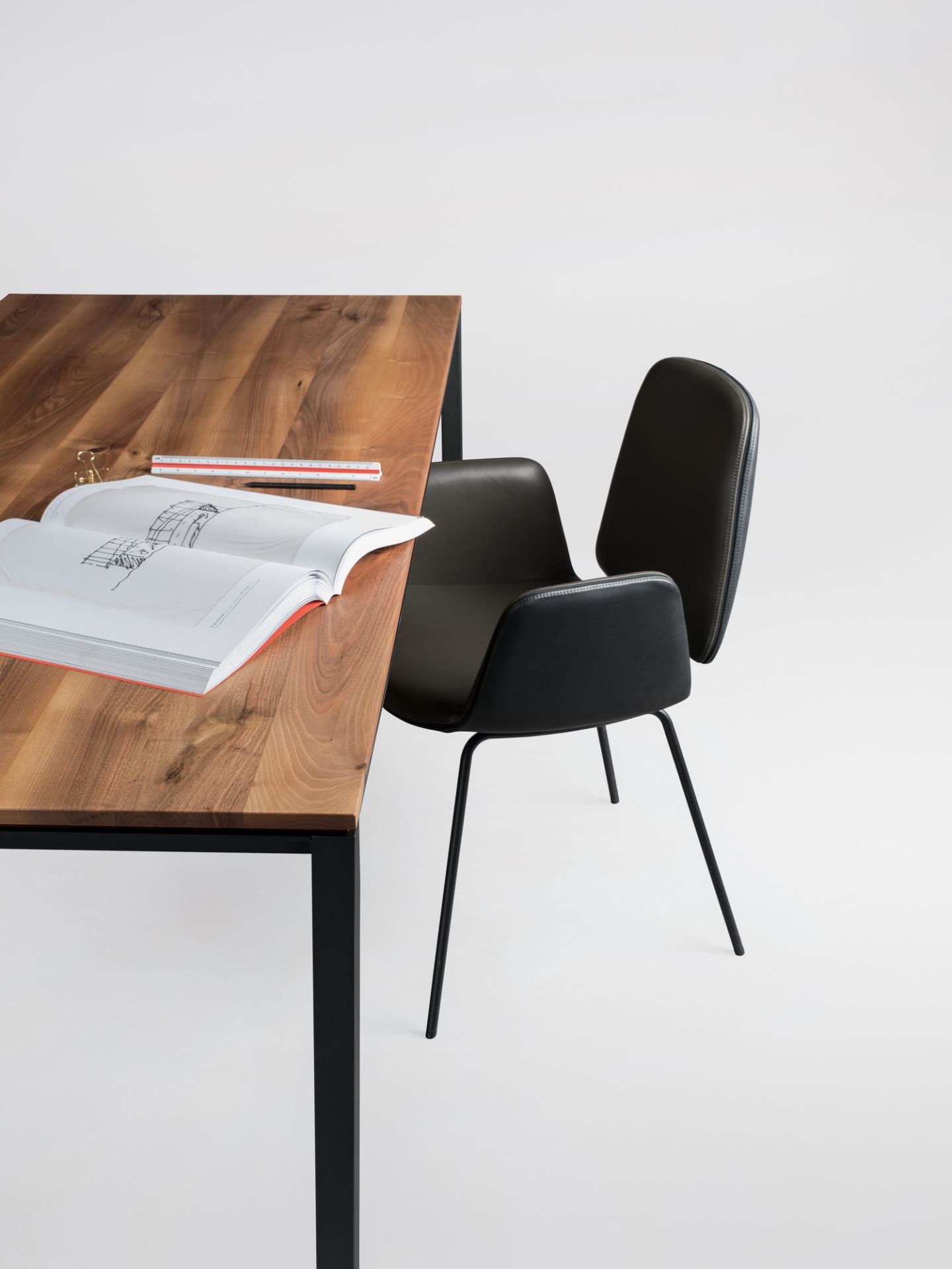 S 600 table walnut Janua