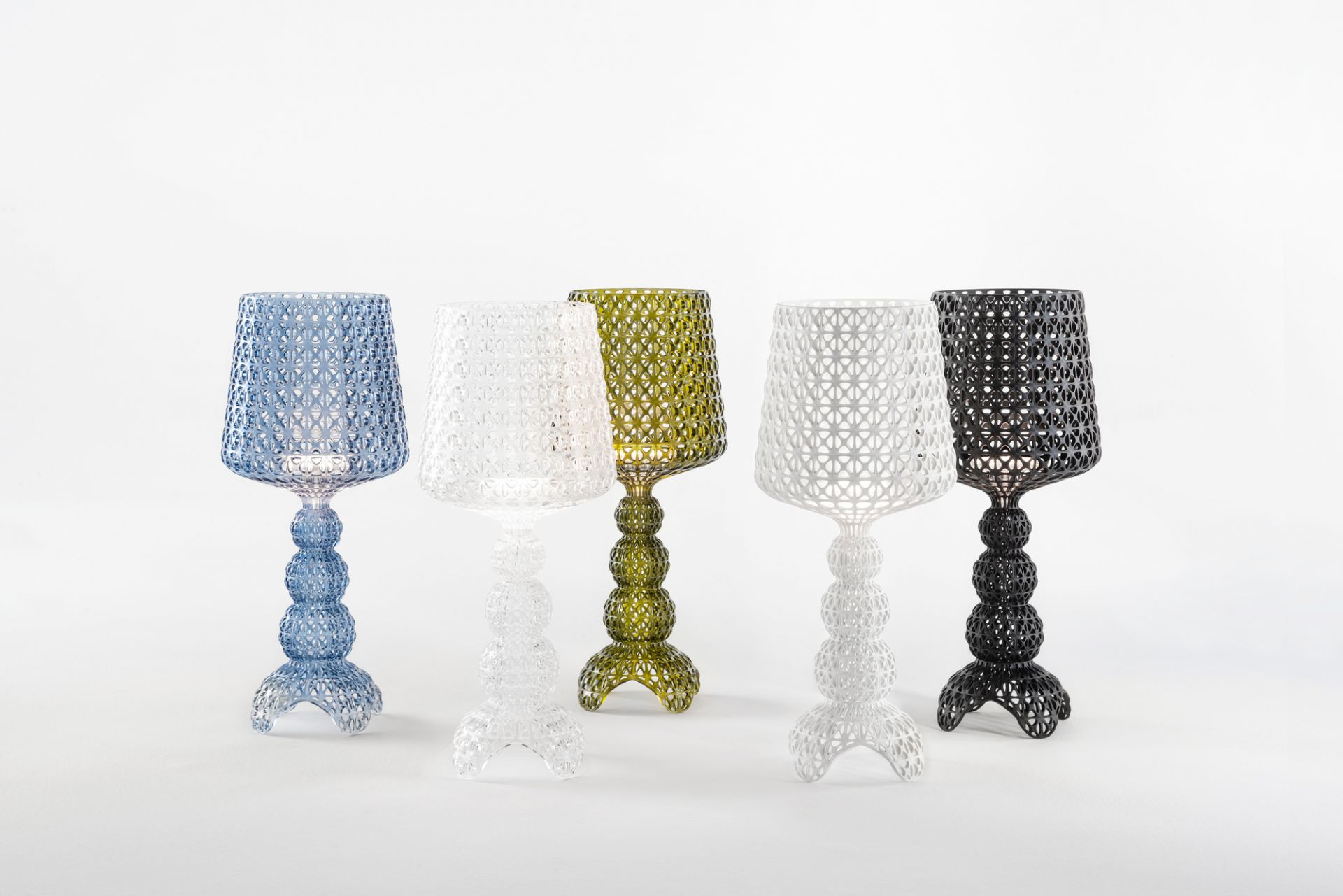 Mehrere Mini Kabuki Tischleuchten von Kartell in verschiedenen Farben auf weißem Grund.