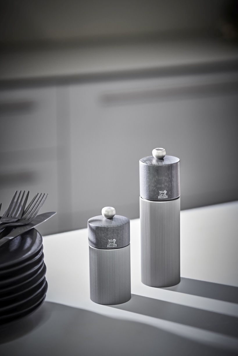 Produktfoto: Peugeot Line Pfeffermühle H 18 cm in Graphit und Carbon mit Tellern und Besteck.