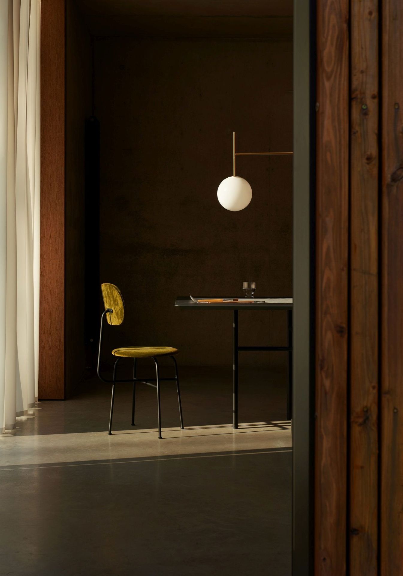 Audo Copenhagen Afteroom Dining Chair Plus Stuhl in Gelb am Esstisch mit Lampe.