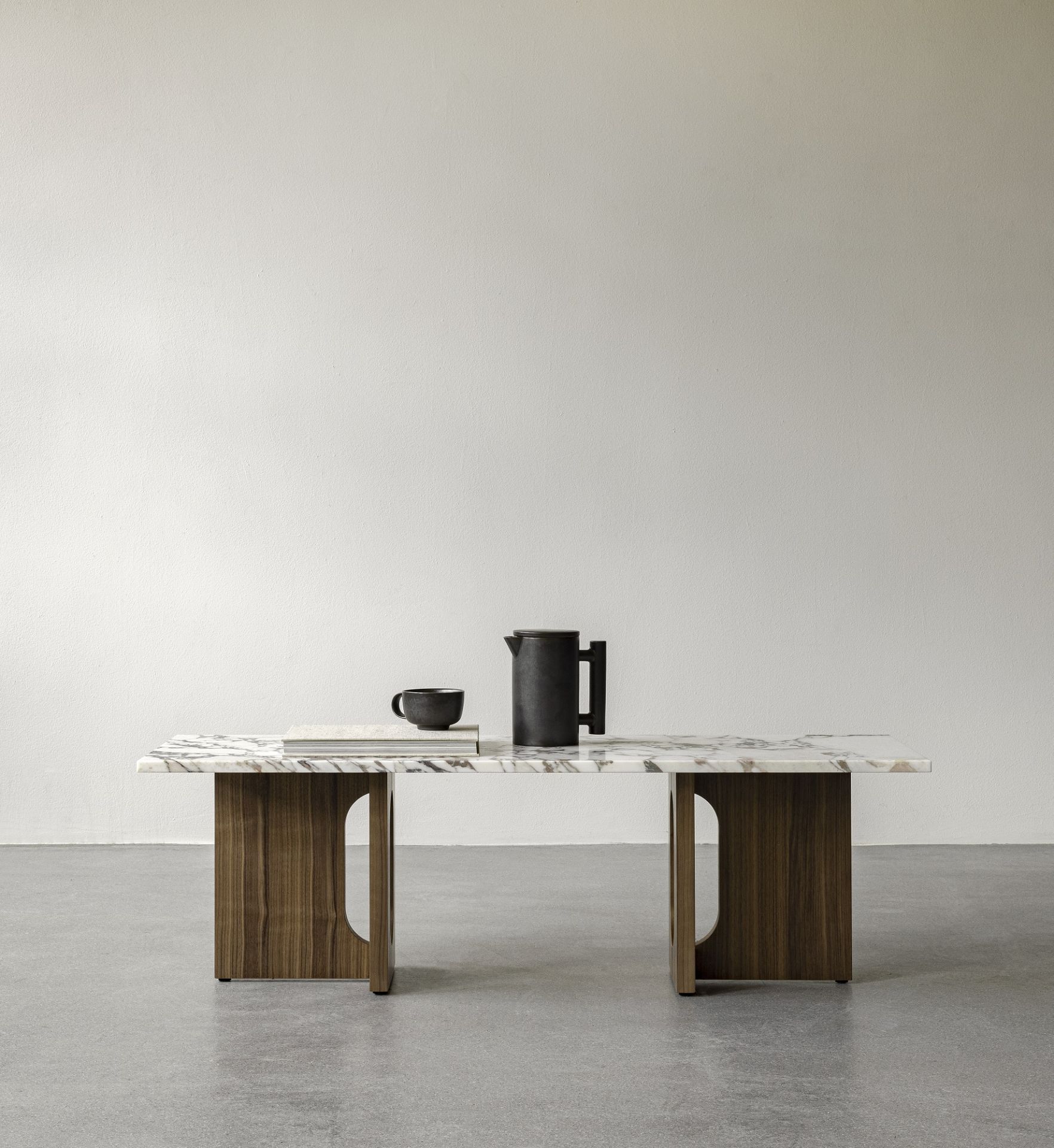 Androgyne Couchtisch von Audo Copenhagen mit Marmorplatte und Holzbeinen, Kaffeekanne und Tasse.