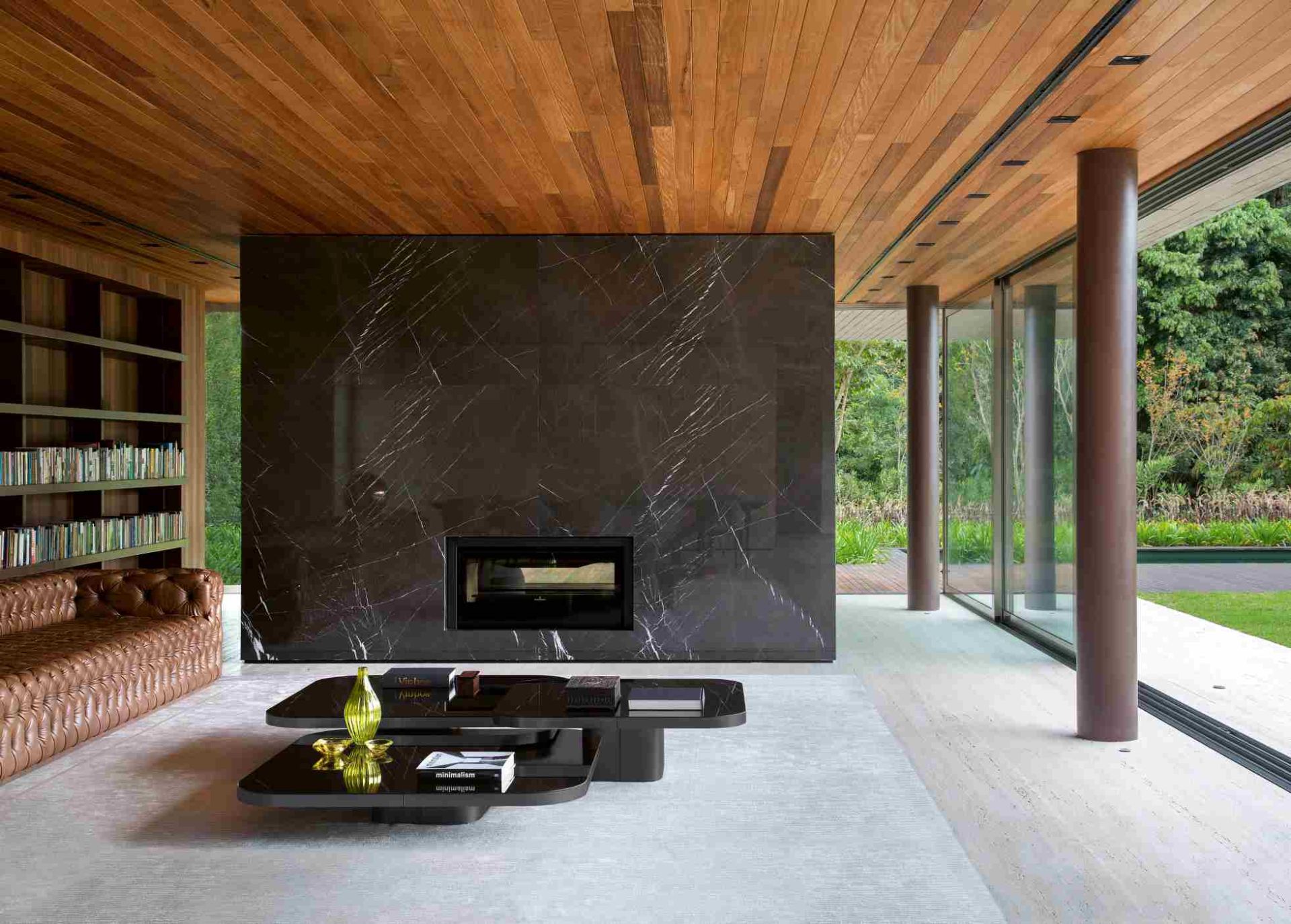 Bow Coffee Table von ClassiCon in modernem Wohnzimmer mit Kamin und Ledercouch.