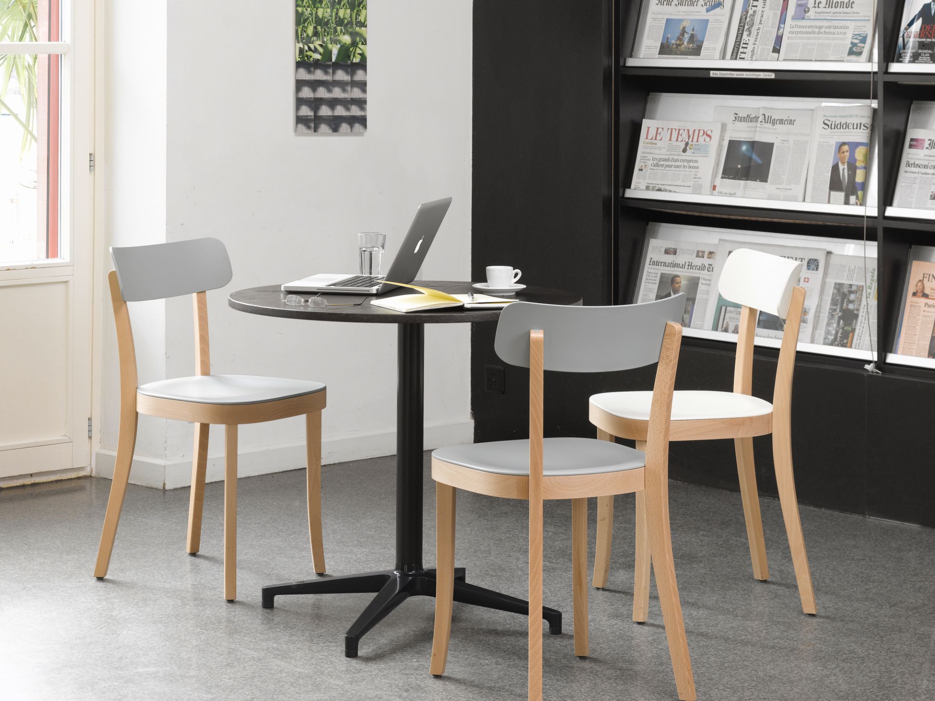 Bistro Table round Indoor Ø 79,6 cm Vitra