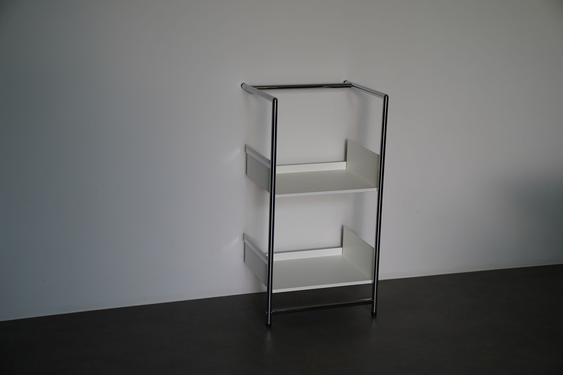Pool 82 S Leaning shelf / Shoe rack Mox
