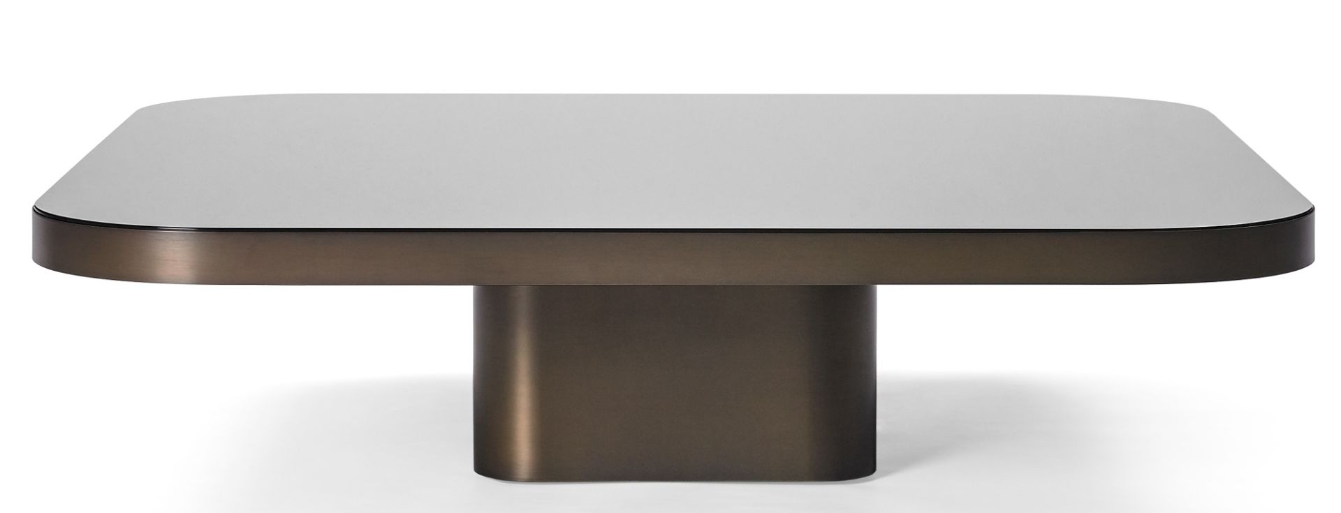 ClassiCon Bow Coffee Table No. 5: Moderner Couchtisch mit quadratischer, weißer Tischplatte und bronzefarbenem Untergestell.