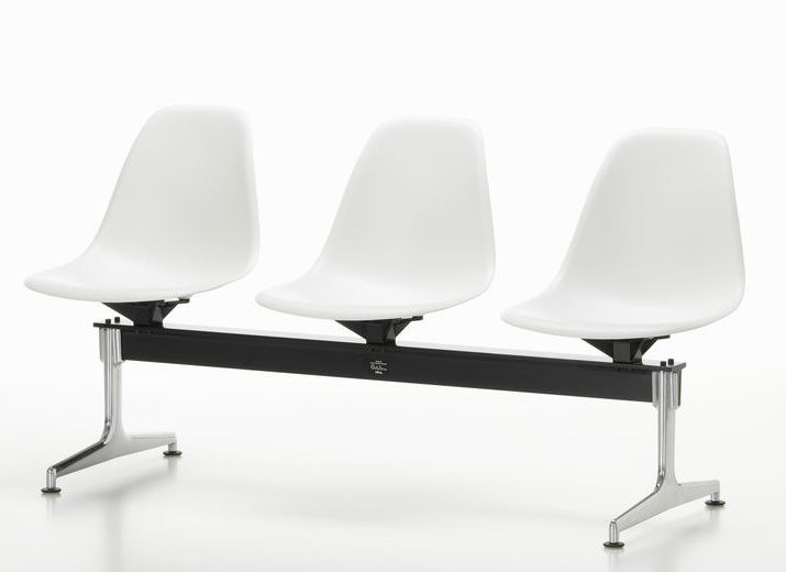 Eames Plastic Side Chair RE on traverse Vitra 