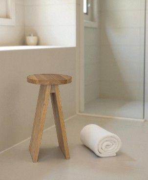 Hocker groß EK02 e15 aus geöltem Eichenholz im Badezimmer, minimalistisches Design mit Handtuch.