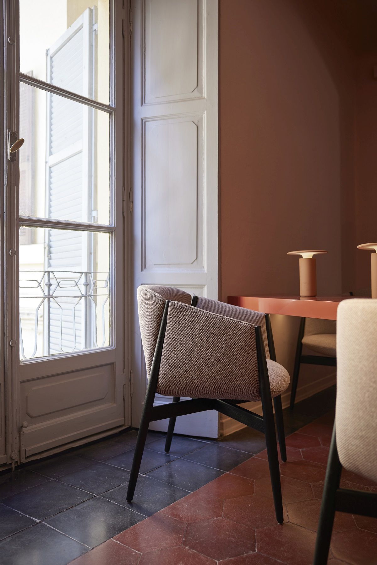 Kagu chair with armrests wooden frame Cor