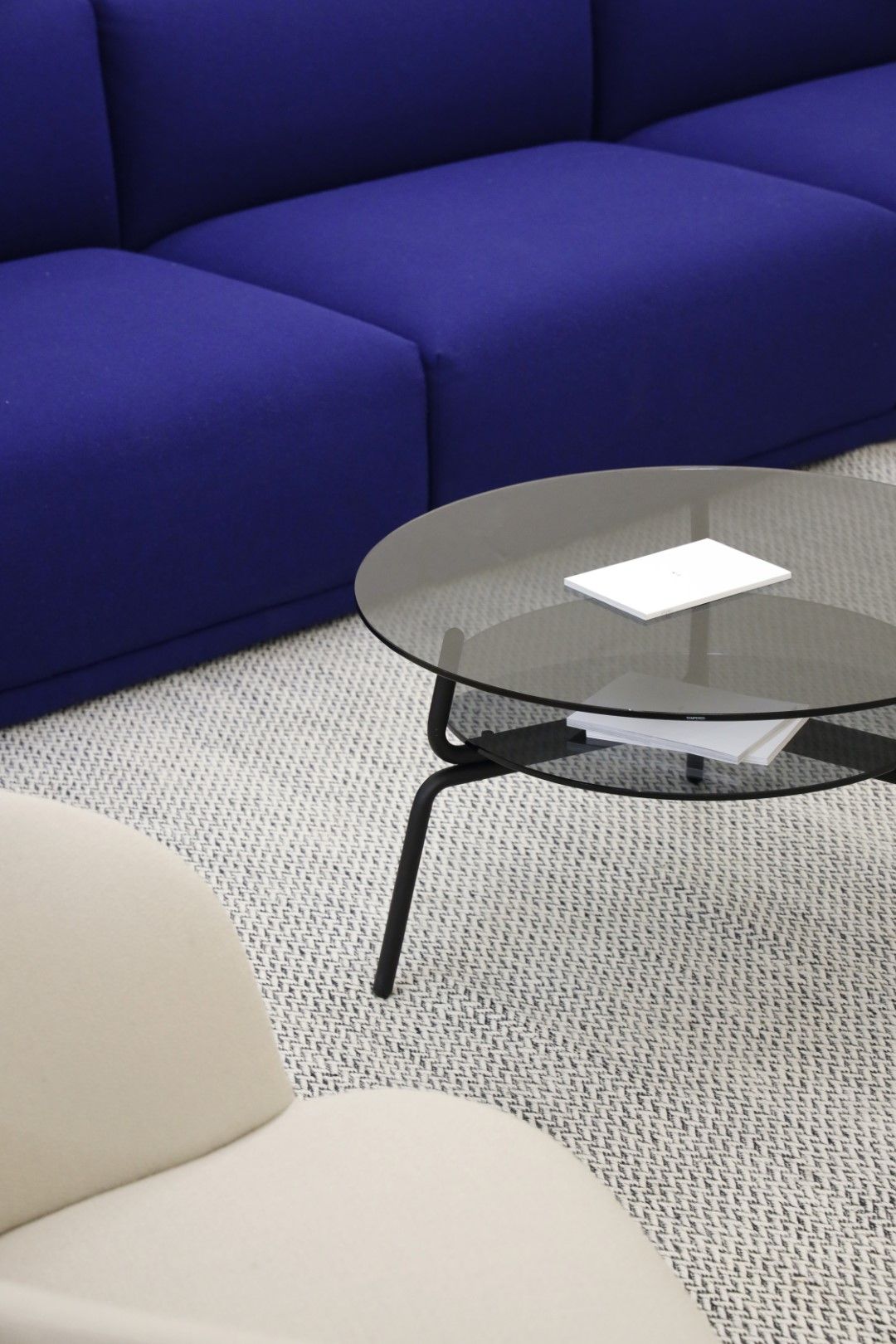 Lej Couchtisch Transparent von Mox, runder Wohnzimmertisch mit Glasplatte und schwarzem Metallgestell.