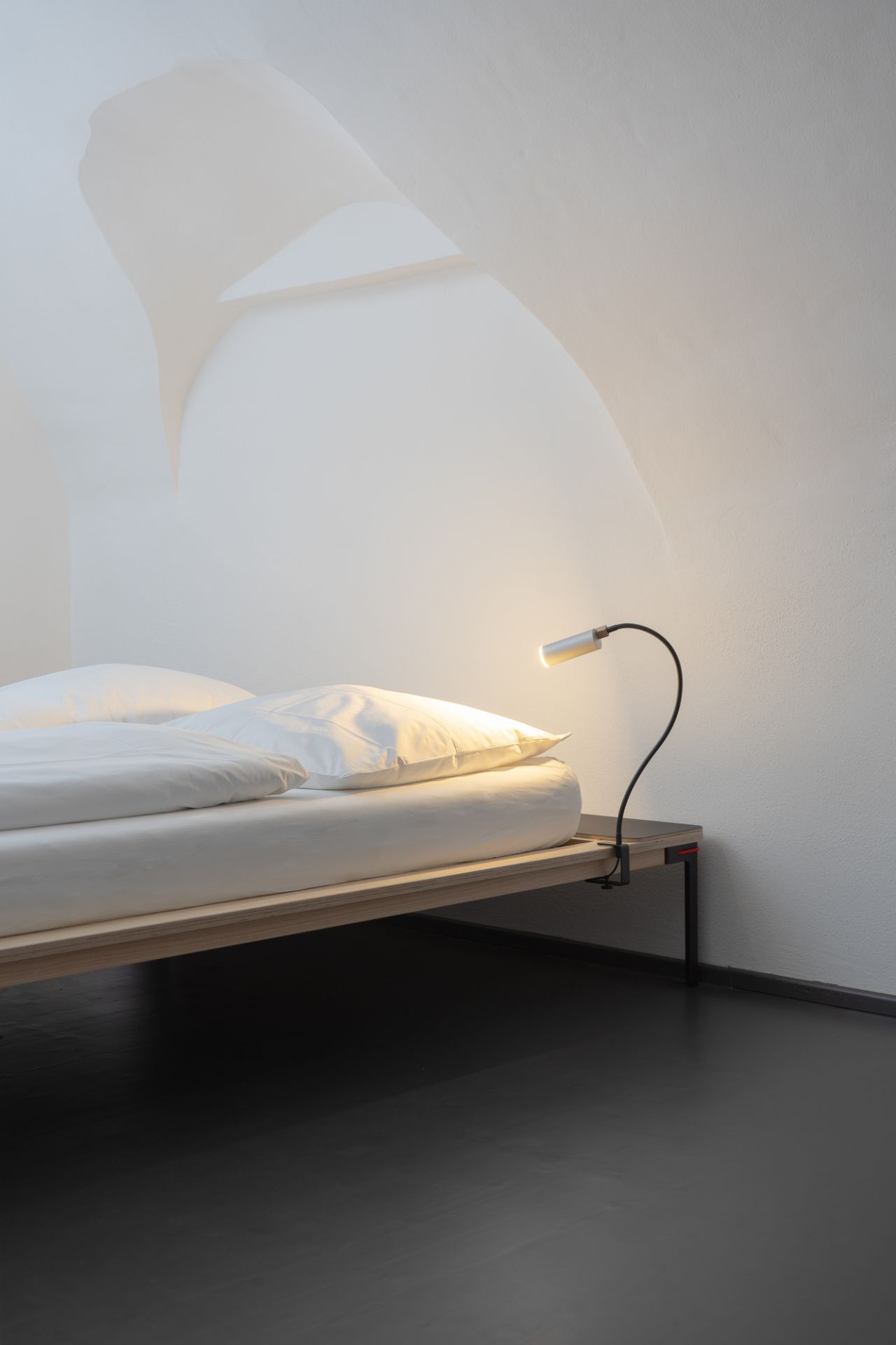 Seiltänzer bed 200 red 140 x 200 Nils Holger Moormann