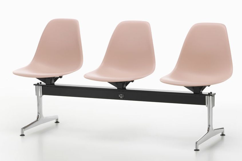Eames Plastic Side Chair RE on traverse Vitra 