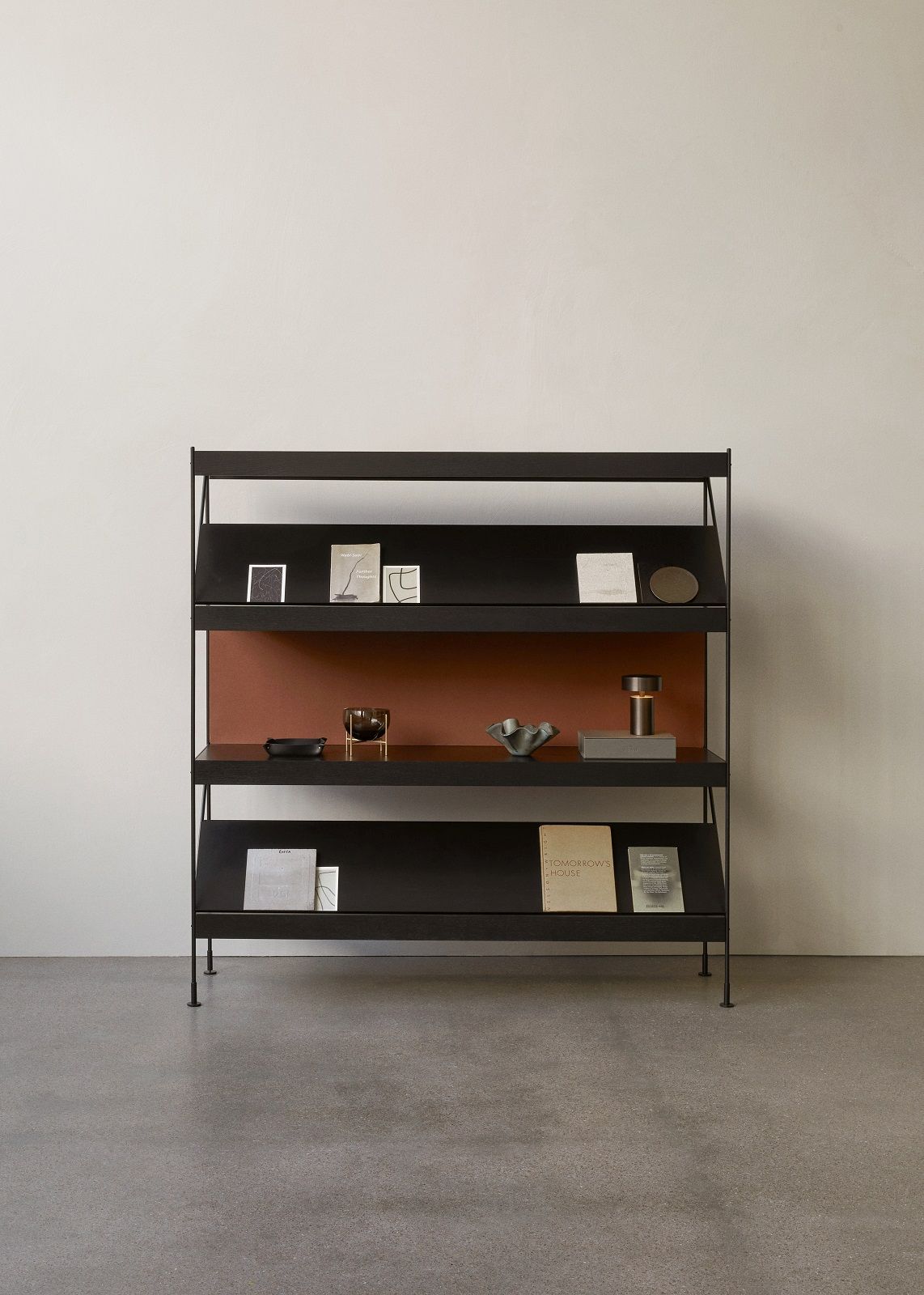 Schwarzes Zet Storage System Regal von Audo Copenhagen, H114 cm, mit drei Ablageflächen und Deko-Objekten.