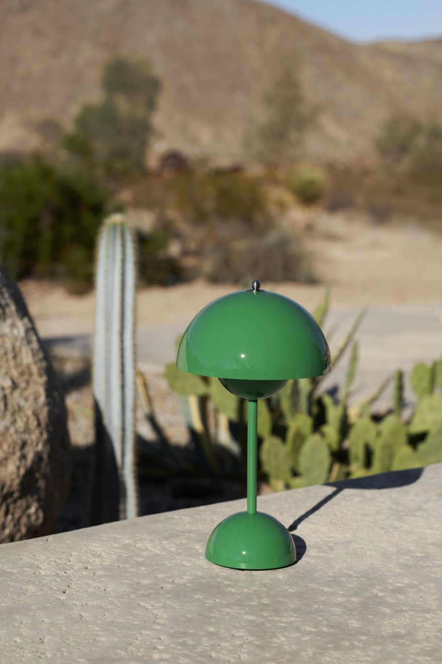 Flowerpot VP9 Portable Battery lamp / Table lamp with USB AndTradition Signal green