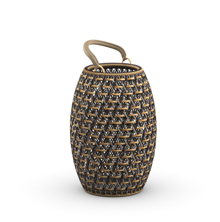 Dala Laterne von Dedon, handgeflochtene Outdoor-Laterne mit Tragegriff, braun und beige.