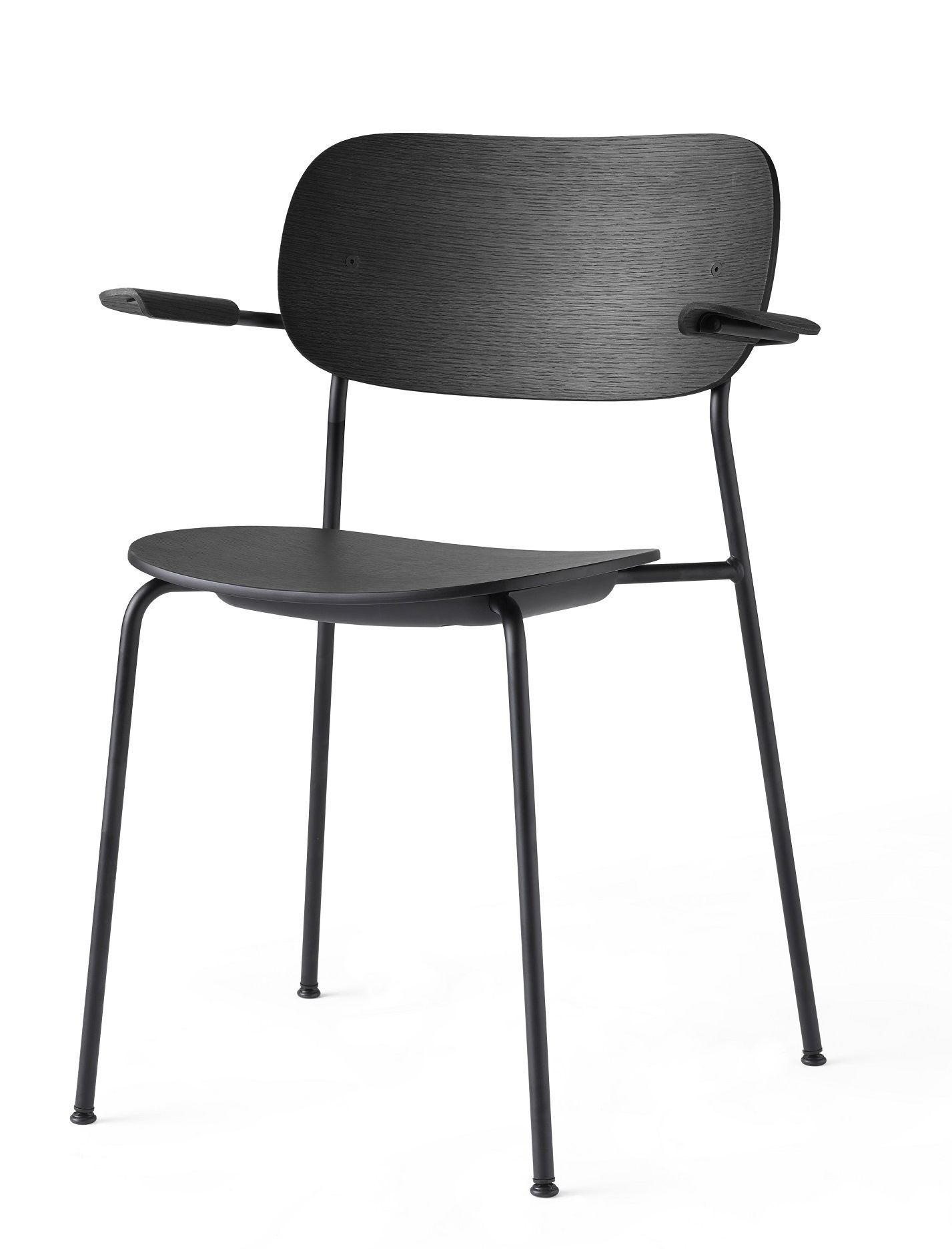 Audo Copenhagen Co Dining Chair Stuhl in Schwarz mit Armlehnen und Stahlgestell vor weißem Hintergrund.
