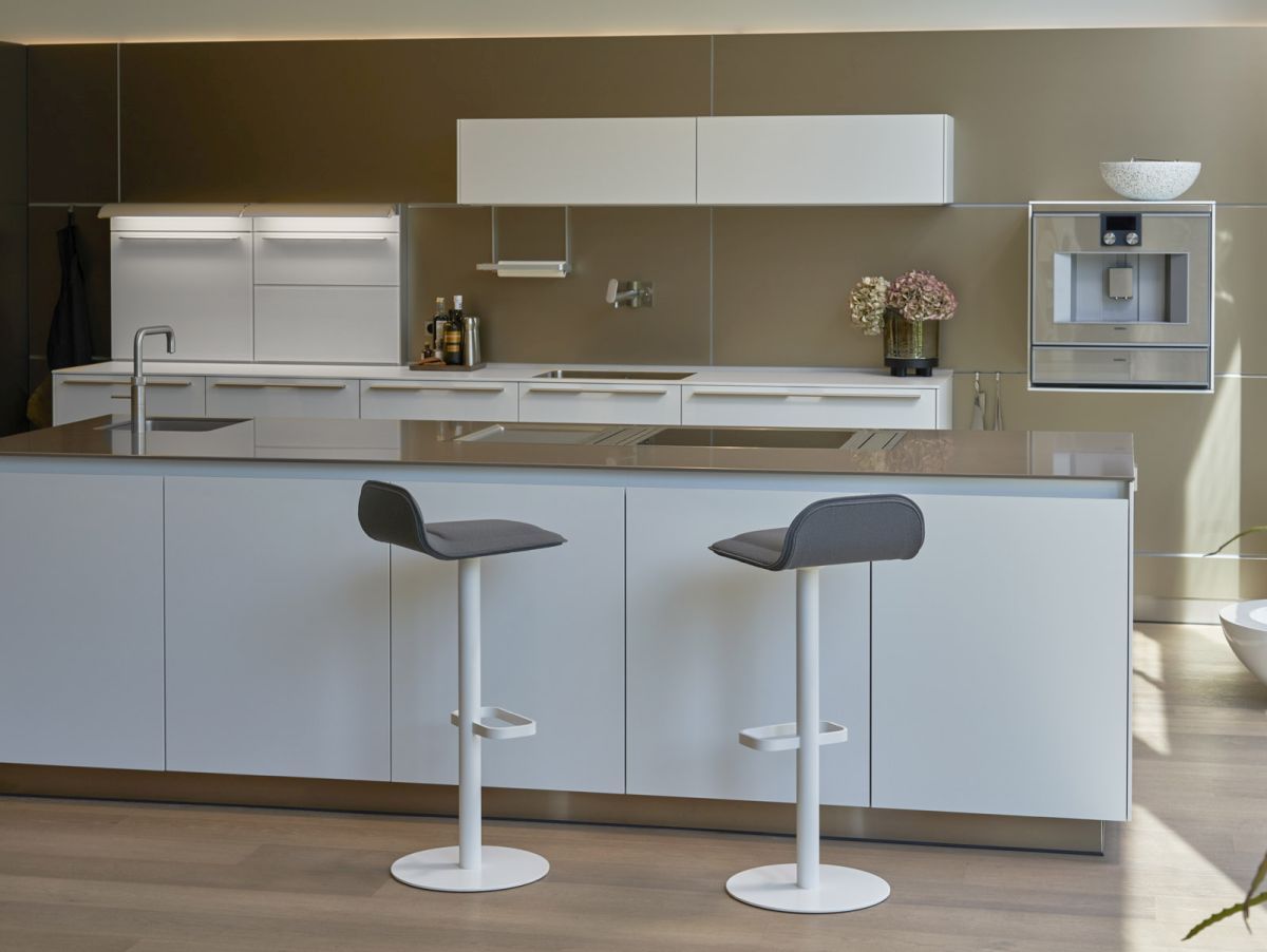 Dave Bar Stool White with Seat Cushion in Anthracite Moree